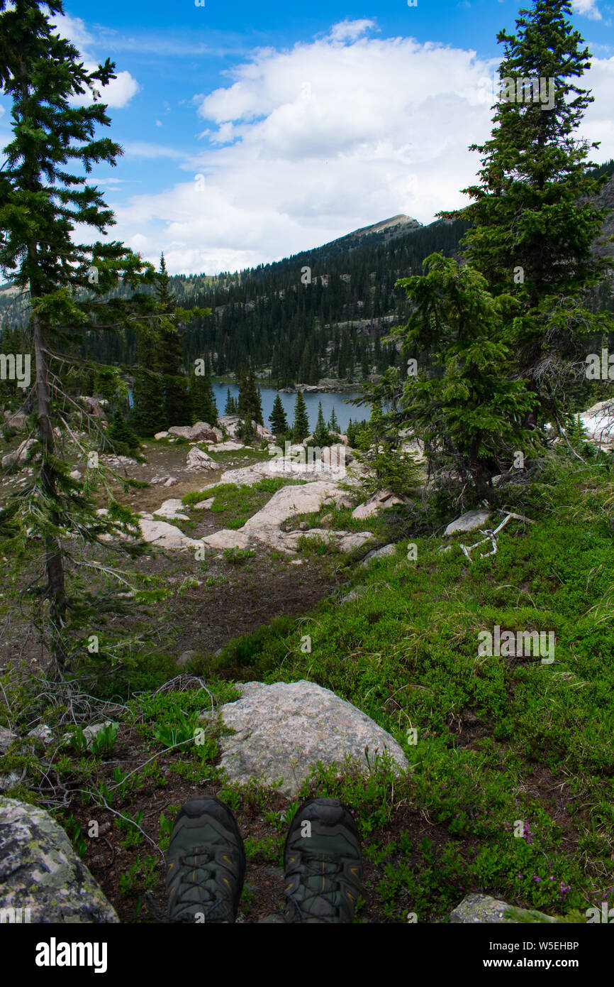 Wanderschuhe mit Bergen im Hintergrund in Vail, Colorado Stockfoto