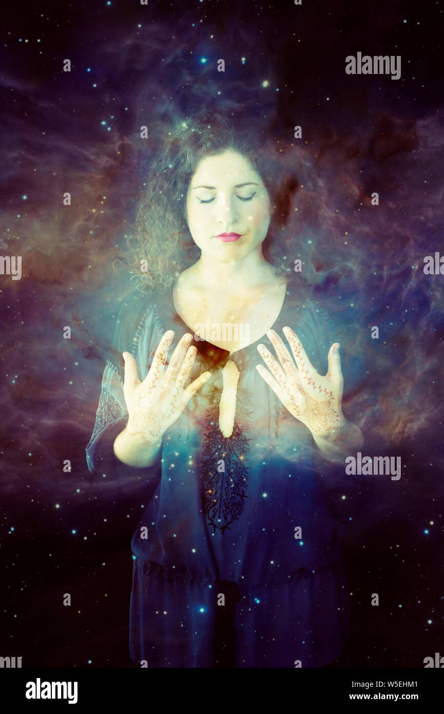 Astral traveler spirituelle Frau, die in den Sternen. Stockfoto