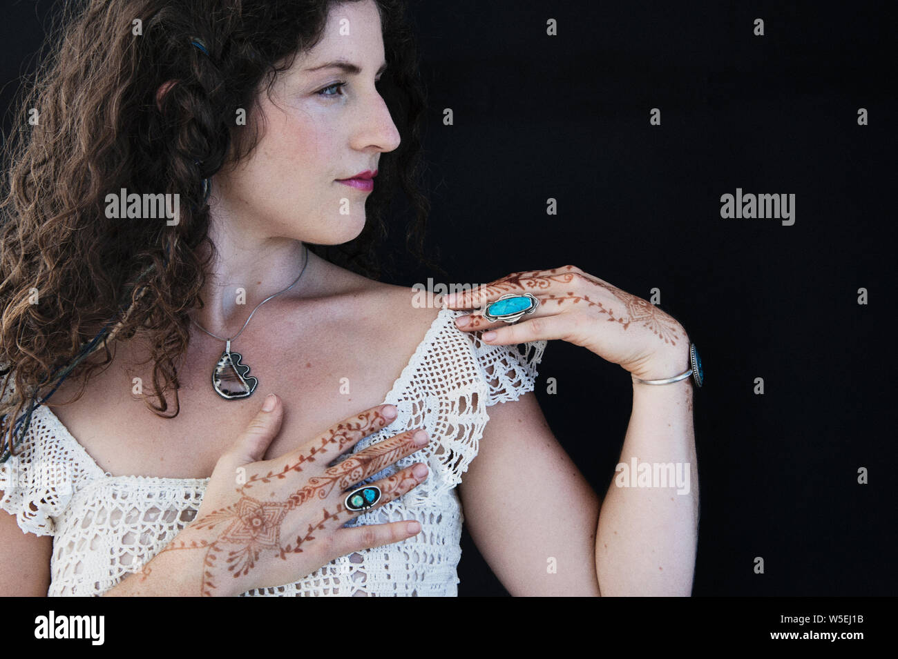 Porträt einer schönen Frau mit Henna Hands. Stockfoto