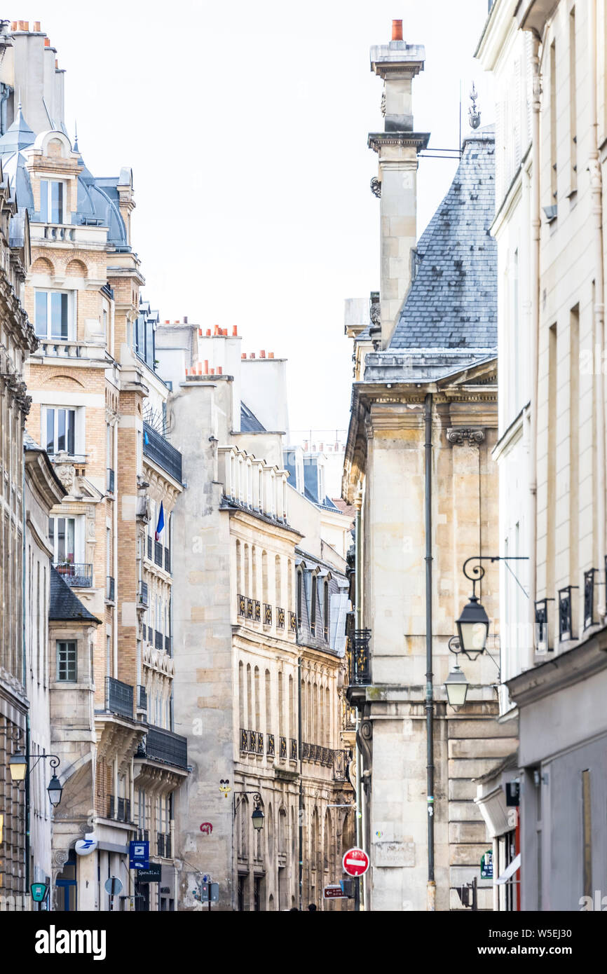 Straße und Gebäude im Marais, Paris Stockfoto