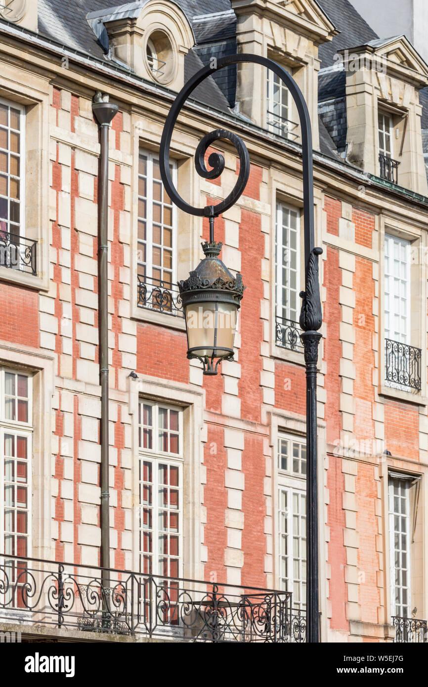 Apartment Gebäude aus dem "Place des Vosges", Paris, Frühjahr Stockfoto