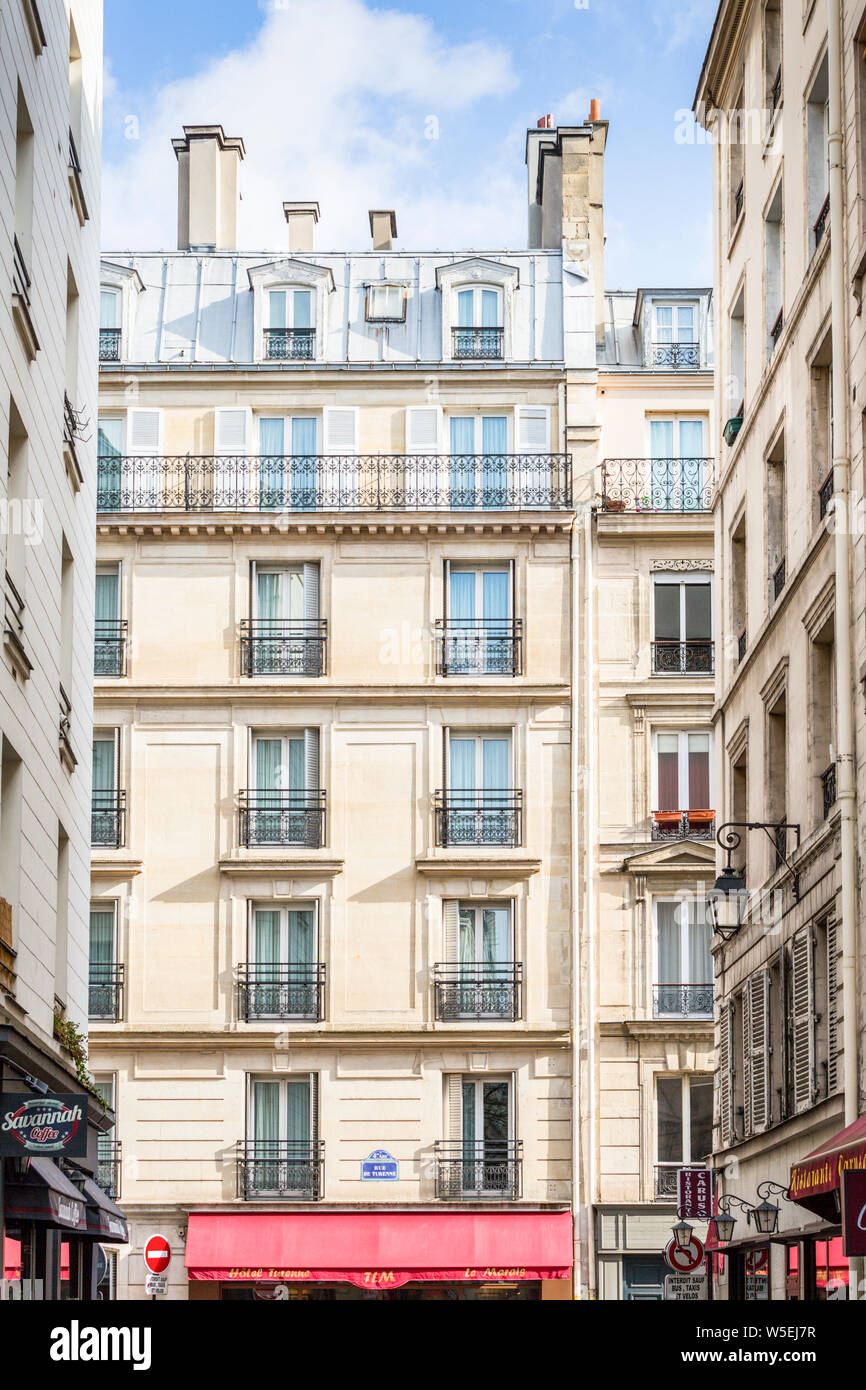 Apartment Gebäude und Geschäfte, rue de Turenne Le Marais, Paris Stockfoto