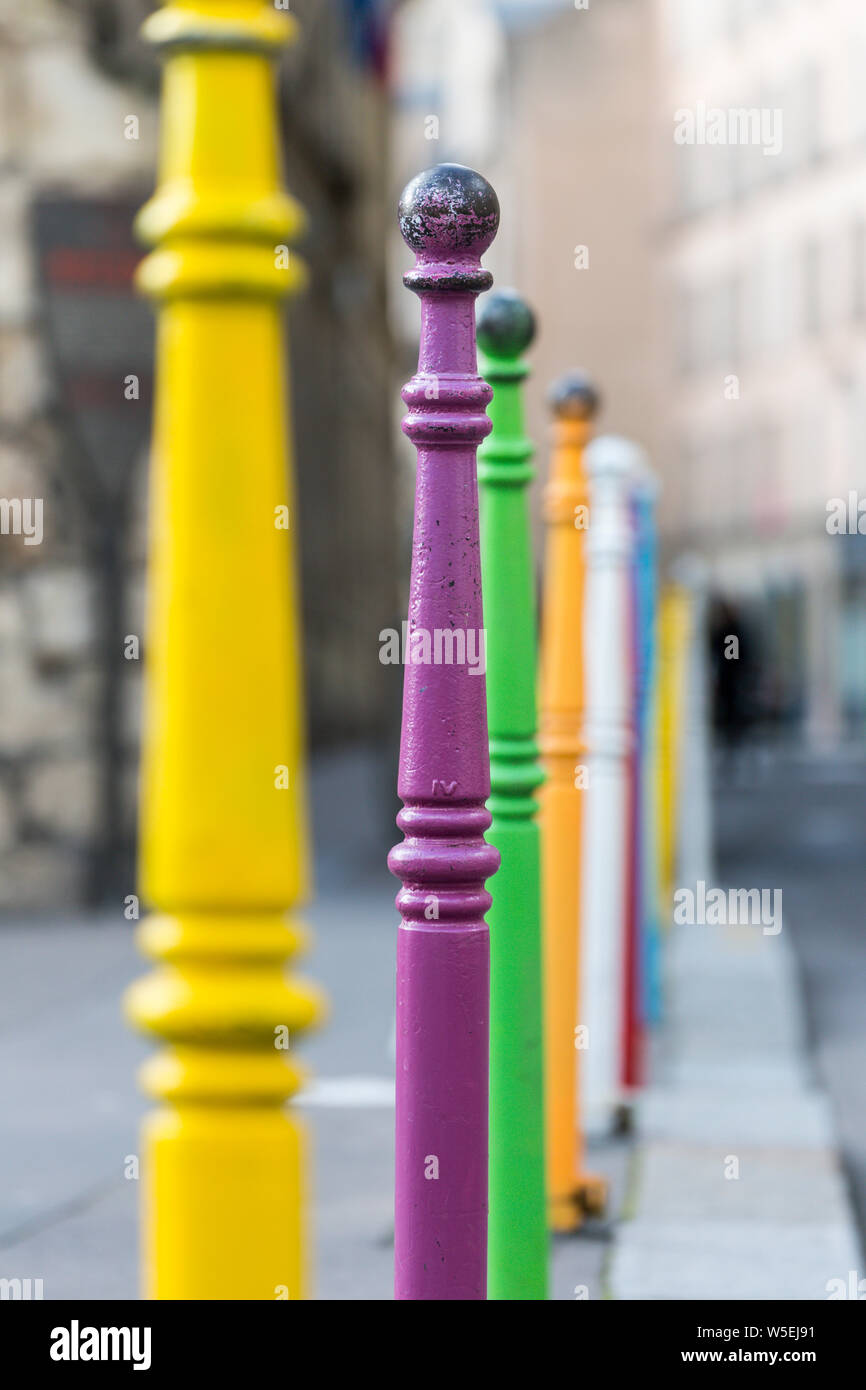 Mehrfarbige Poller auf der Straße im Dorf Saint Paul, Paris Stockfoto