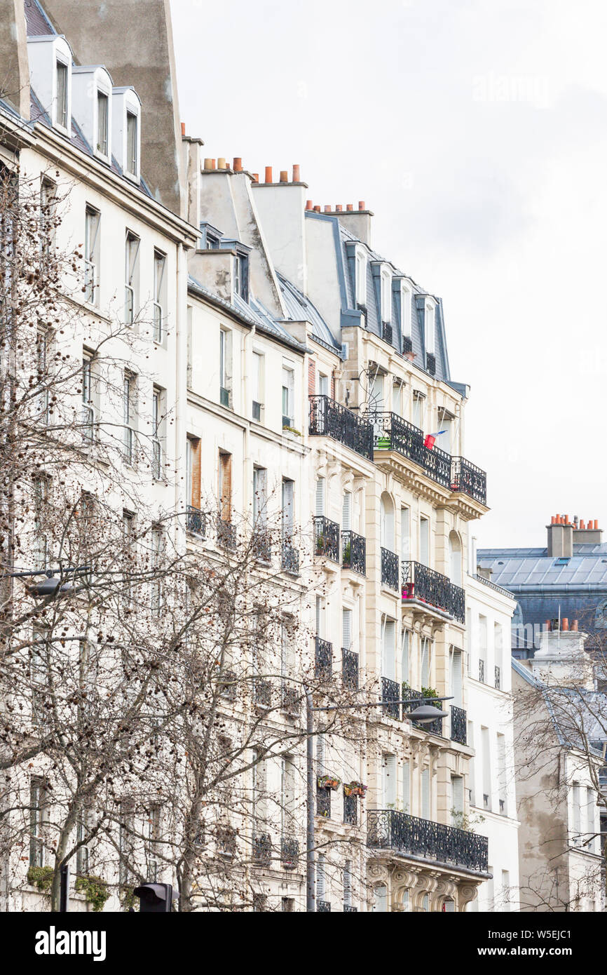 Straße, gesäumt von Apartment Gebäuden im Marais, Paris Stockfoto