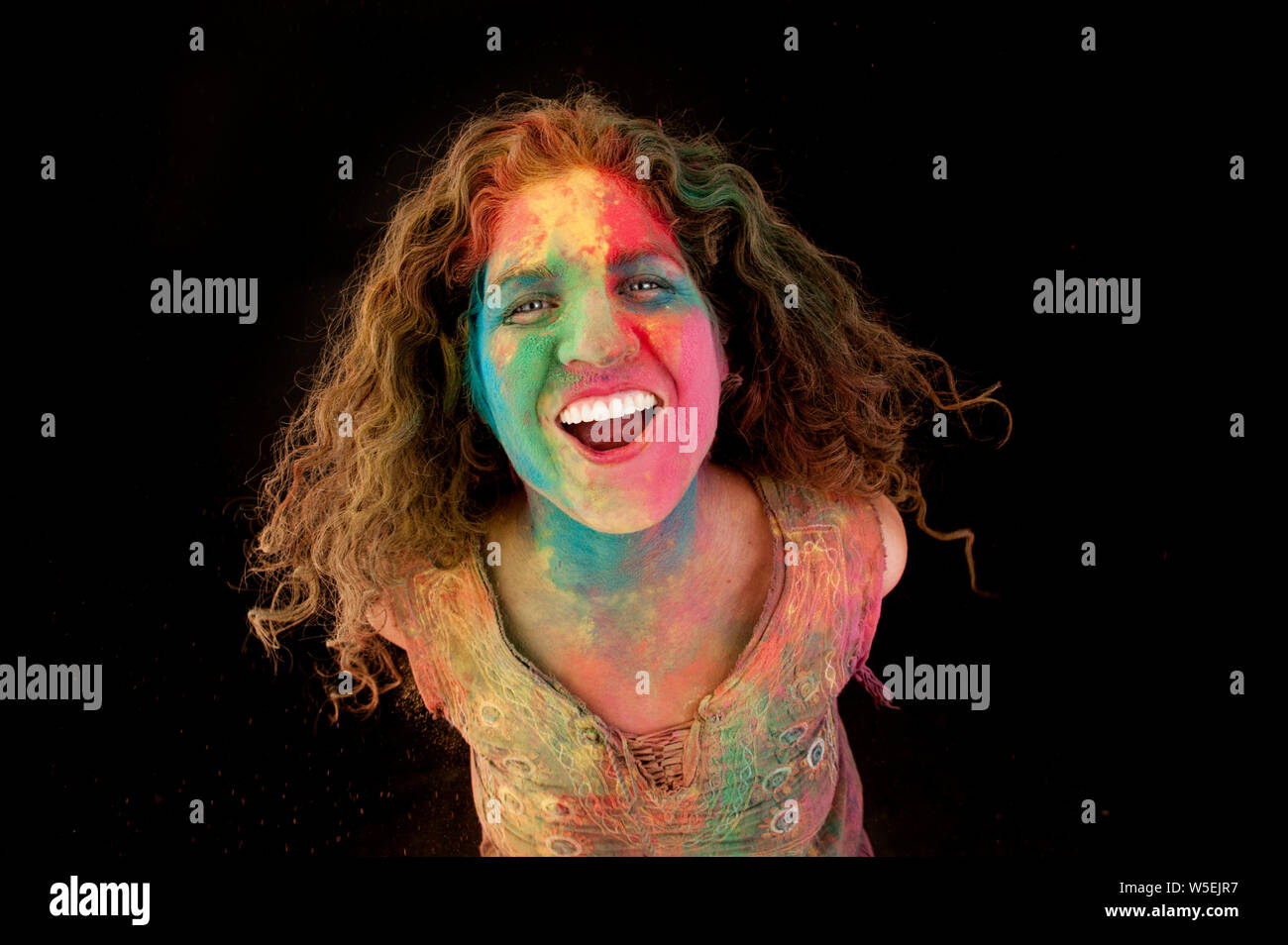 Spaß glücklich Frau mit Holi Festival Pulverlack auf ihrem Gesicht. Stockfoto