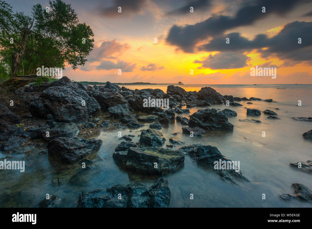 Am frühen Morgen auf dem schwarzen Stein Strand Stockfoto