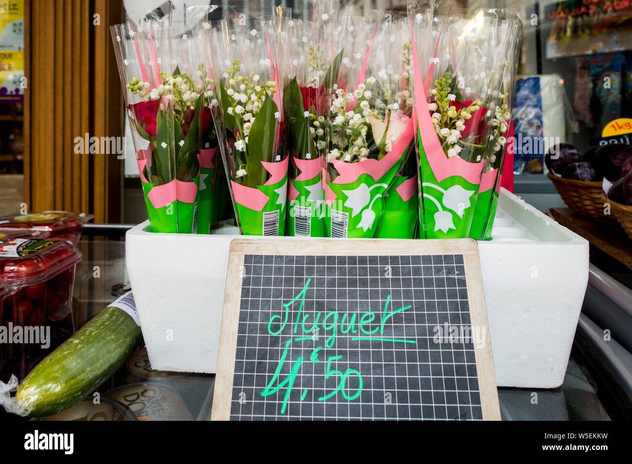 Muguet (Maiglöckchen) für den Verkauf außerhalb Shop am 1. Mai in Paris. Stockfoto