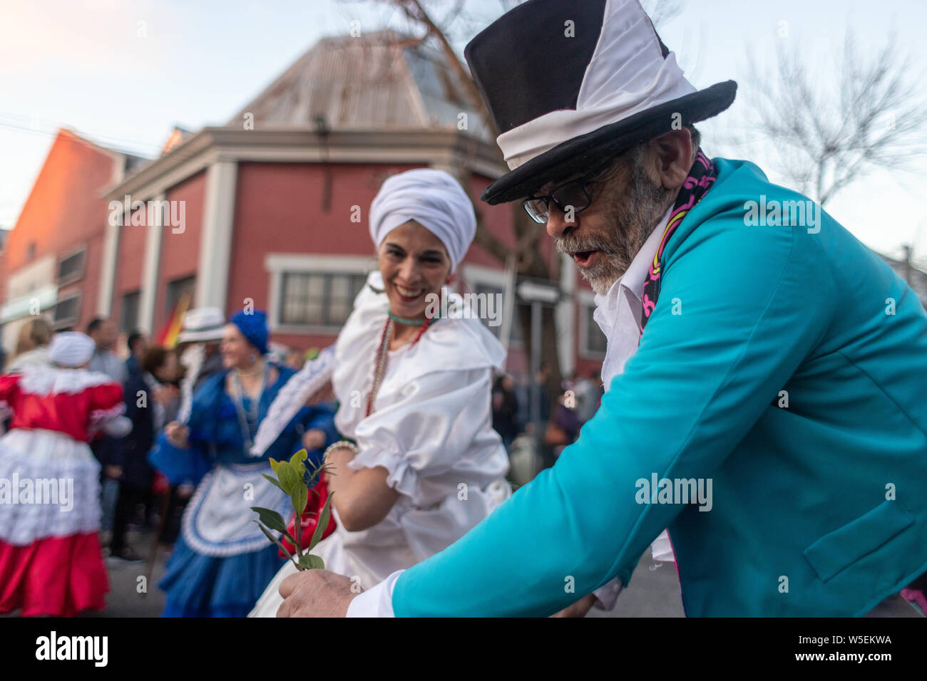 Montevideo, Uruguay. 27. Juli, 2019. Mitglied der Comparsas (Gruppe) gesehen, traditionellen Kostüm während der candombe winter Anrufe (Las llamadas de invierno) Parade in der jacinto Vera Nachbarschaft in Montevideo. Der candombe ist eine kulturelle Manifestation der afro-uruguayischen Herkunft. Es hat eine bedeutende Rolle in der Kultur von Uruguay in den letzten zweihundert Jahren, die von der UNESCO als immaterielles Kulturerbe der Menschheit anerkannt. Credit: SOPA Images Limited/Alamy leben Nachrichten Stockfoto