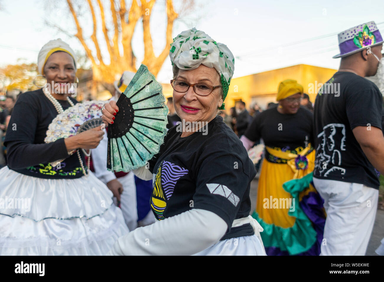 Montevideo, Uruguay. 27. Juli, 2019. Mitglied der Comparsas (Gruppe) gesehen, traditionelle Kostüme während der candombe winter Anrufe (Las llamadas de invierno) Parade in der jacinto Vera Nachbarschaft in Montevideo. Der candombe ist eine kulturelle Manifestation der afro-uruguayischen Herkunft. Es hat eine bedeutende Rolle in der Kultur von Uruguay in den letzten zweihundert Jahren, die von der UNESCO als immaterielles Kulturerbe der Menschheit anerkannt. Credit: SOPA Images Limited/Alamy leben Nachrichten Stockfoto