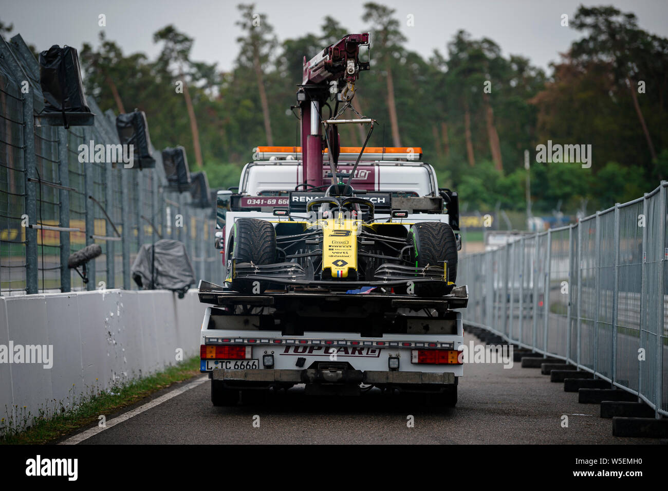 Hockenheim, Deutschland. 28. Juli 2019. Renault F1-Wagen der Australischen Fahrer Daniel Ricciardo wird entfernt, nachdem der Motor Probleme während der Deutschen F1 Grand Prix Rennen geschleppt. Credit: SOPA Images Limited/Alamy leben Nachrichten Stockfoto