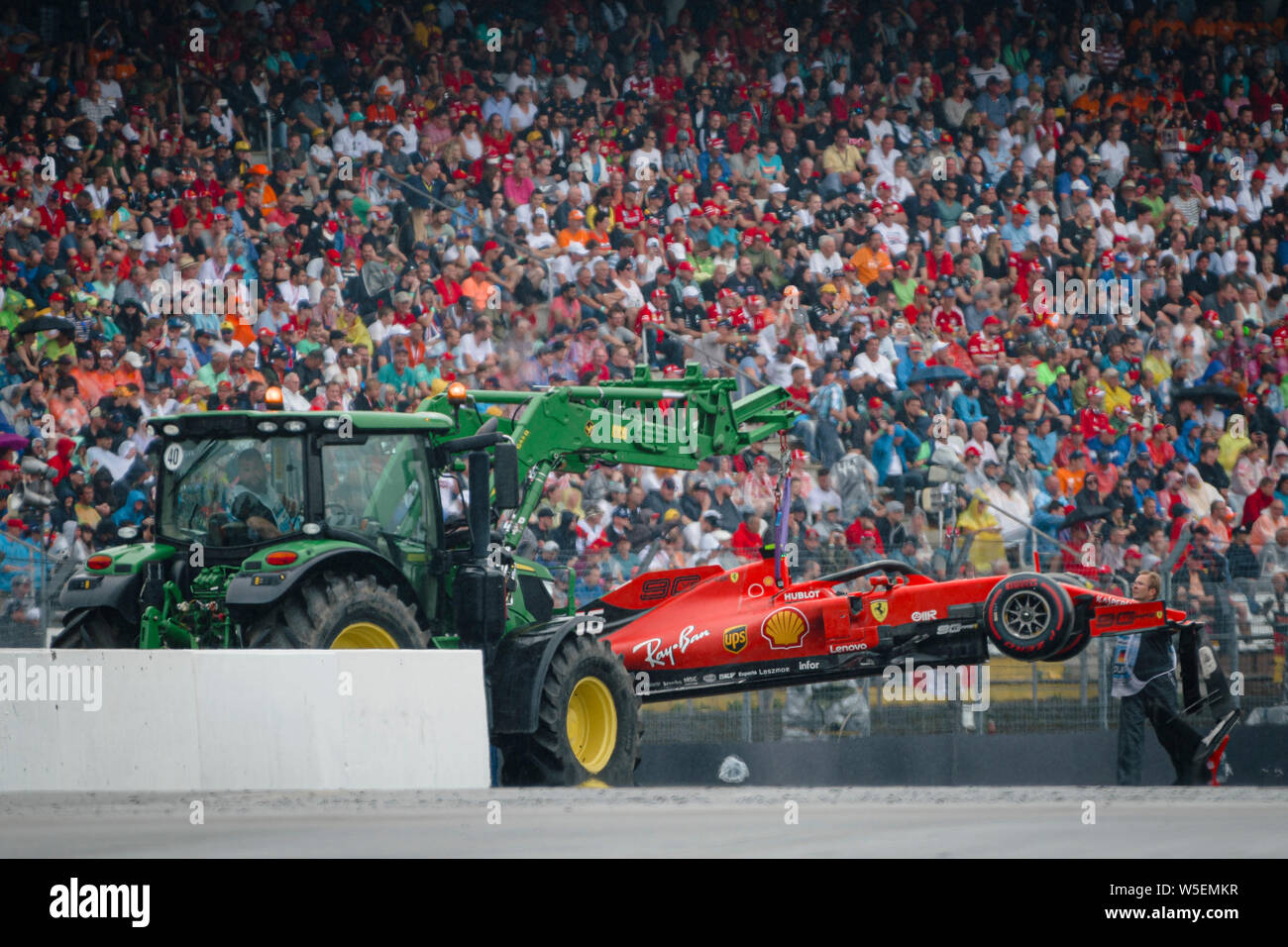 Hockenheim, Deutschland. 28. Juli 2019. Ferrari Auto des Monegassischen Treiber Charles Leclerc wird nach Absturz während der Deutschen F1 Grand Prix Rennen geschleppt. Credit: SOPA Images Limited/Alamy leben Nachrichten Stockfoto
