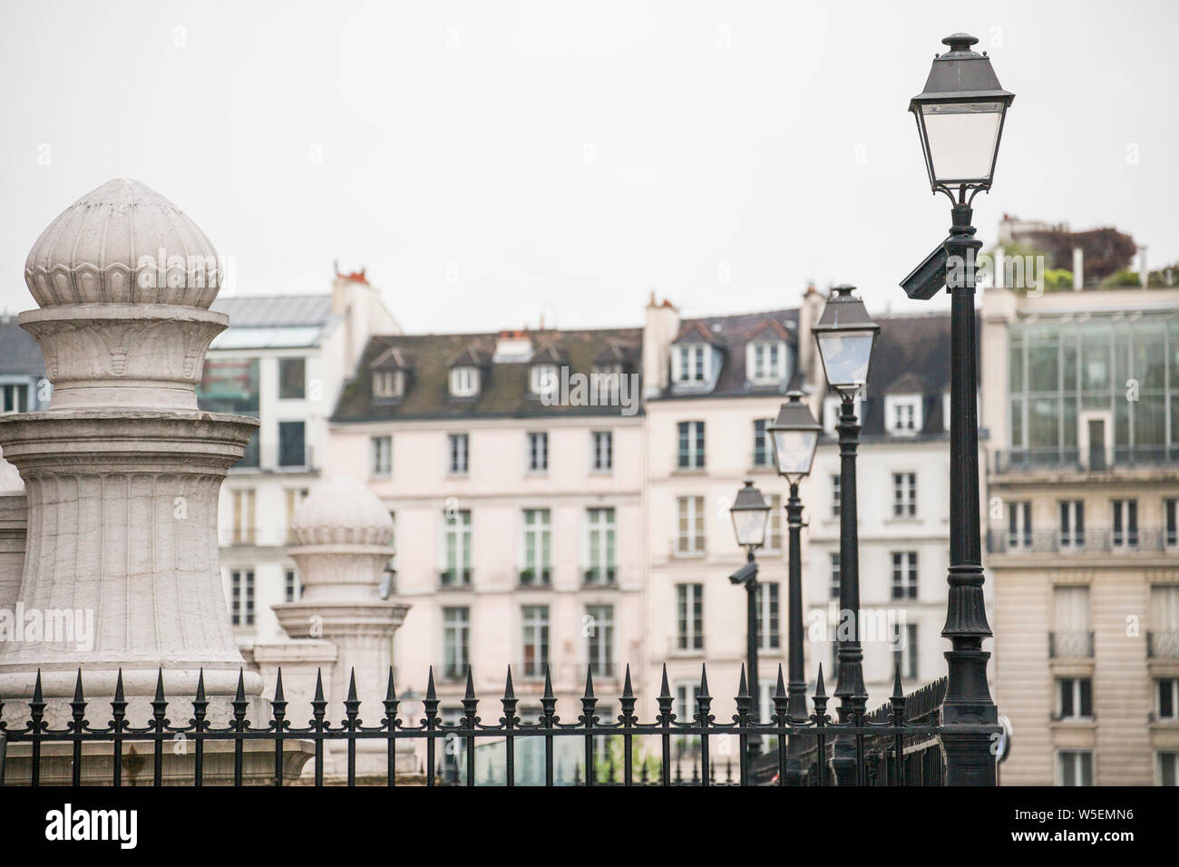 Links bank Apartment Gebäude von der Ile de la Cite, Paris, Frankreich Stockfoto