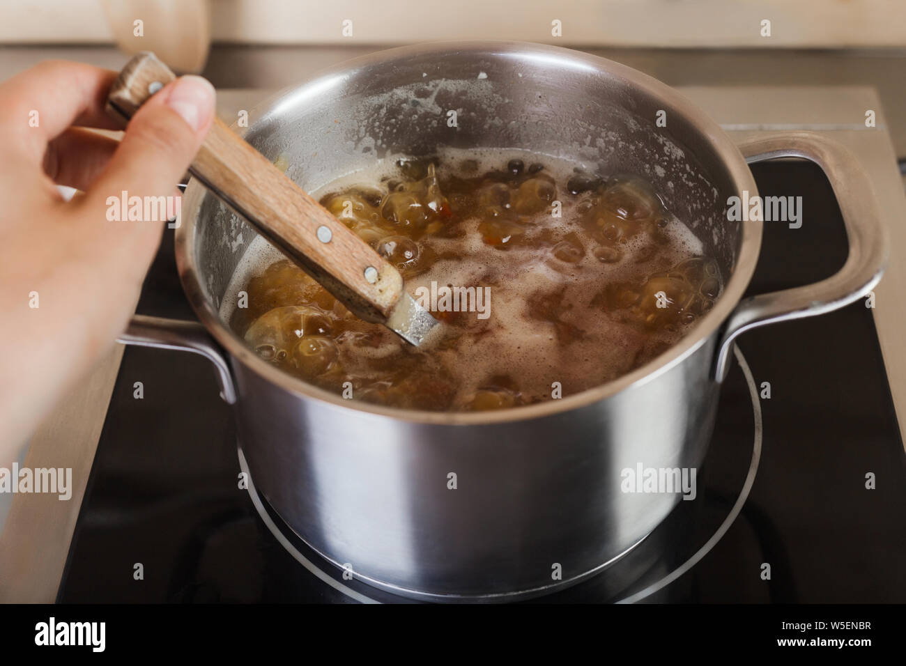 Kochende Suppe im Topf auf Herd in der Küche Stockfoto