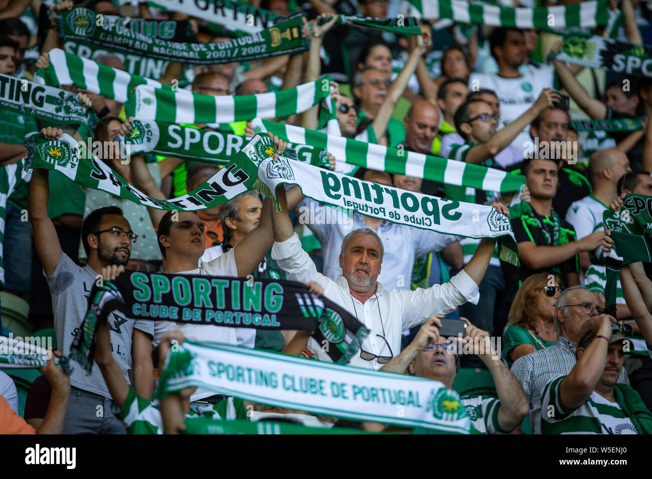 Lissabon, Portugal. 28. Juli 2019. Sporting CP Fans singen die Hymne vor dem Start der Letzten von fünf Geigen vor Saisonbeginn 2019 Trophy Fußballspiel zwischen Sporting CP Valencia CF vs. (Endstand: Sporting CP 1 - 2 Valencia CF) Credit: SOPA Images Limited/Alamy leben Nachrichten Stockfoto