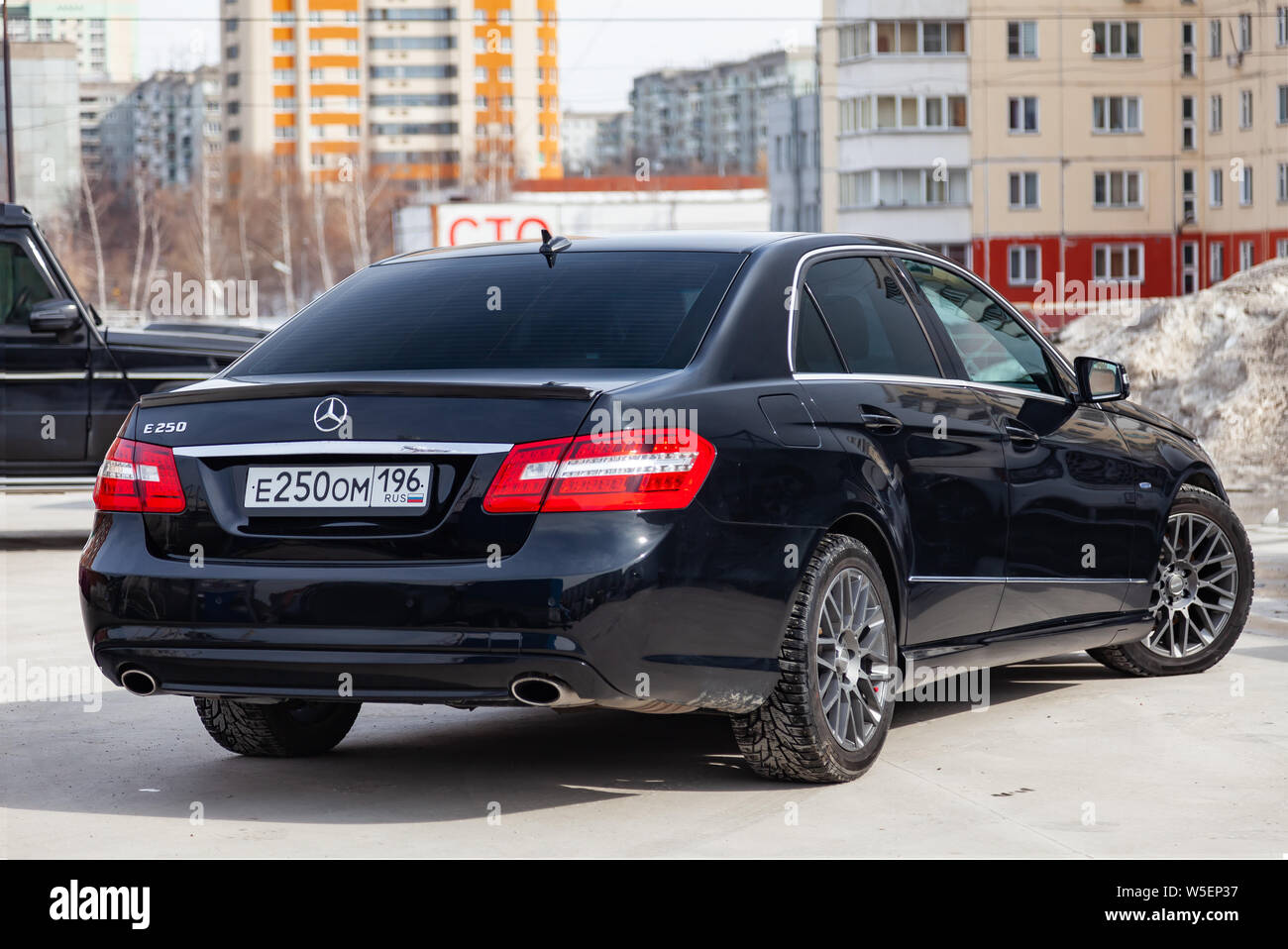 Nowosibirsk, Russland - 07.25.2019: Schwarze Mercedes Benz E-Klasse E 250 2010 Jahr Rückansicht mit Dunkelgrau Inneneinrichtung in ausgezeichnetem Zustand in einem Parkplatz spa Stockfoto
