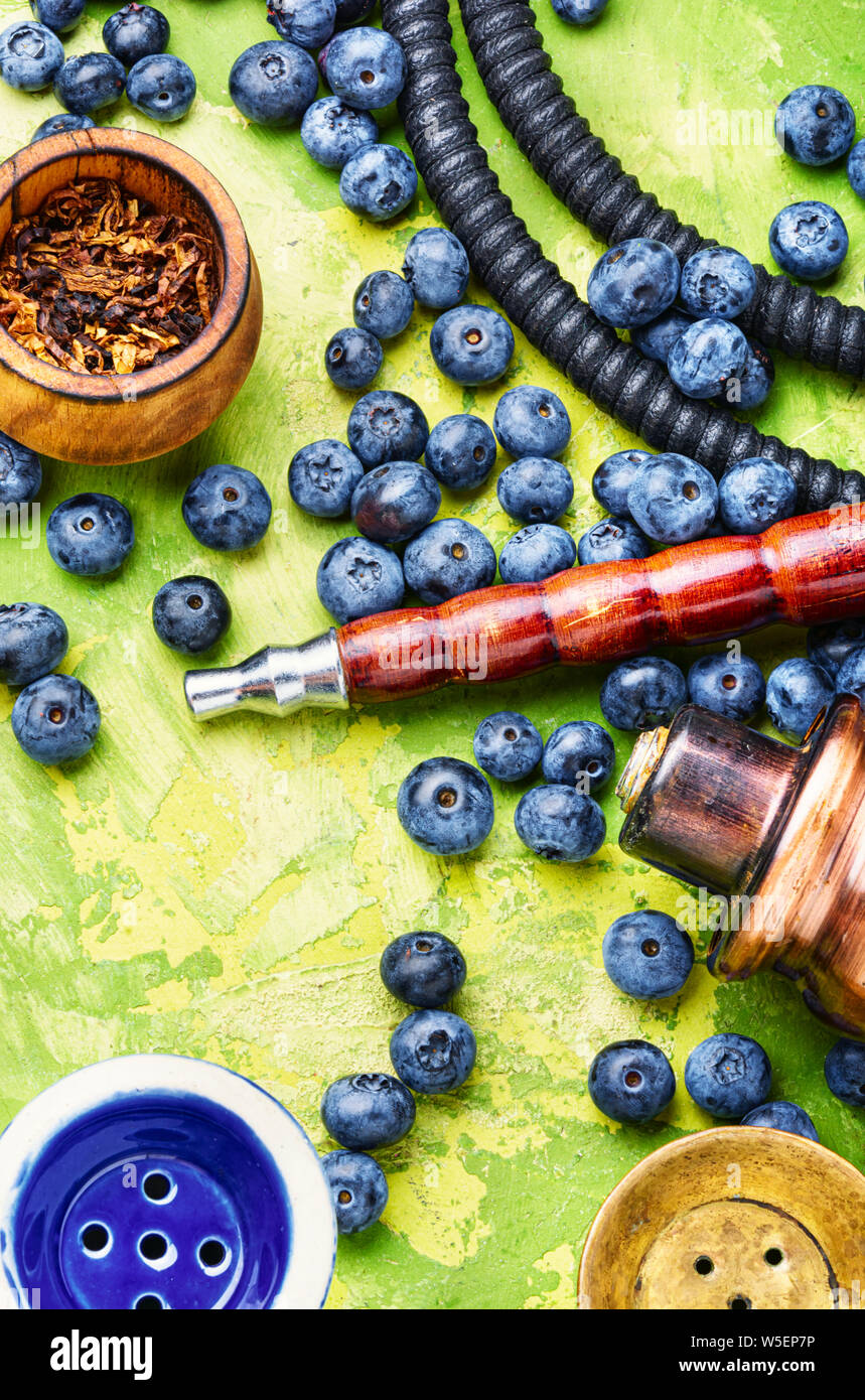 Tabak Shisha. Shisha Mundstück und Ersatzteile für die Shisha rauchen. Kalian mit Blaubeeren. Berry Shisha schmecken. Stockfoto
