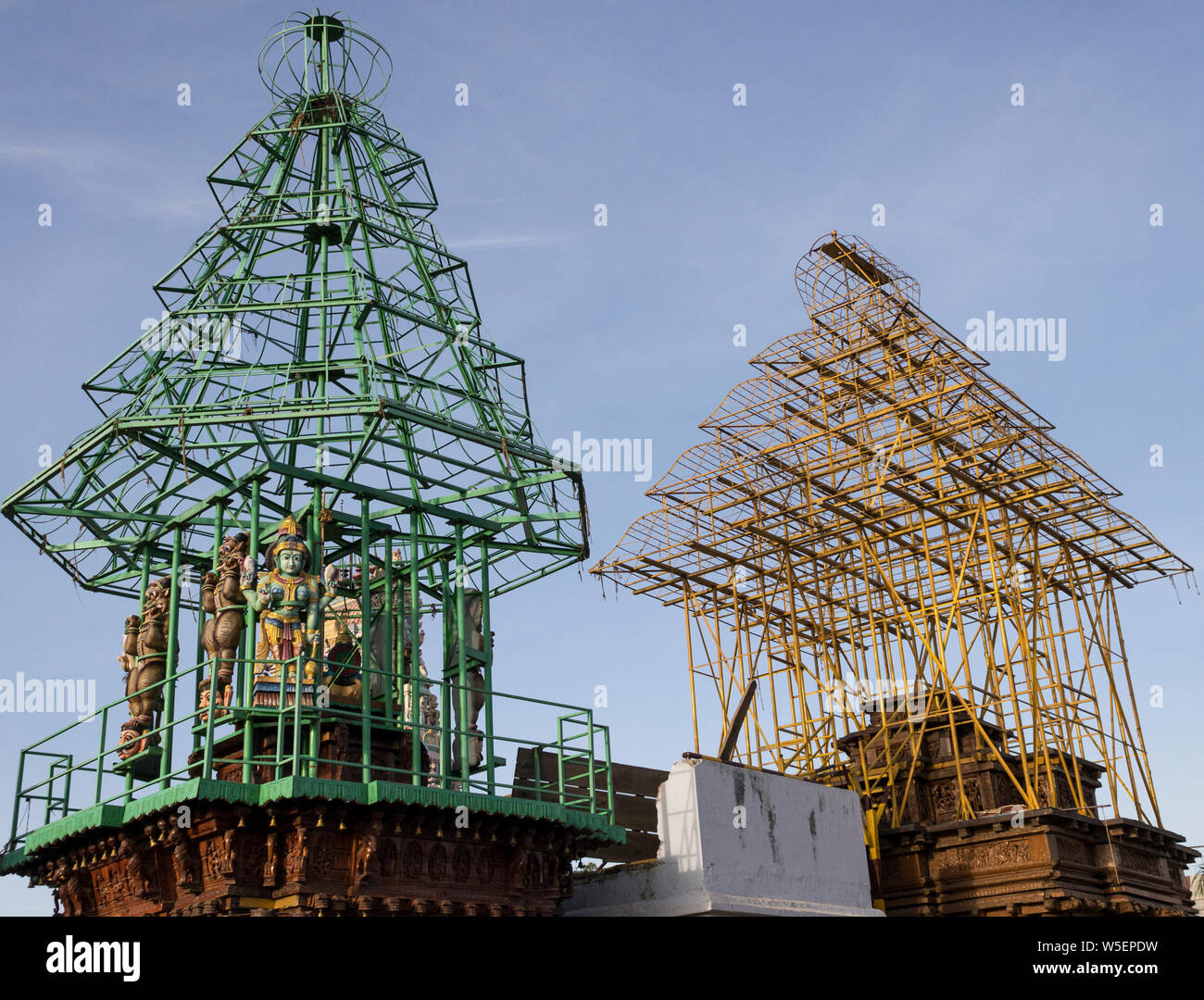 Holz und Stahl Wagen für den Transport der Gott während Festival mal im berühmten Perur Patteeswarar Tempel in Coimbatore entfernt. Stockfoto