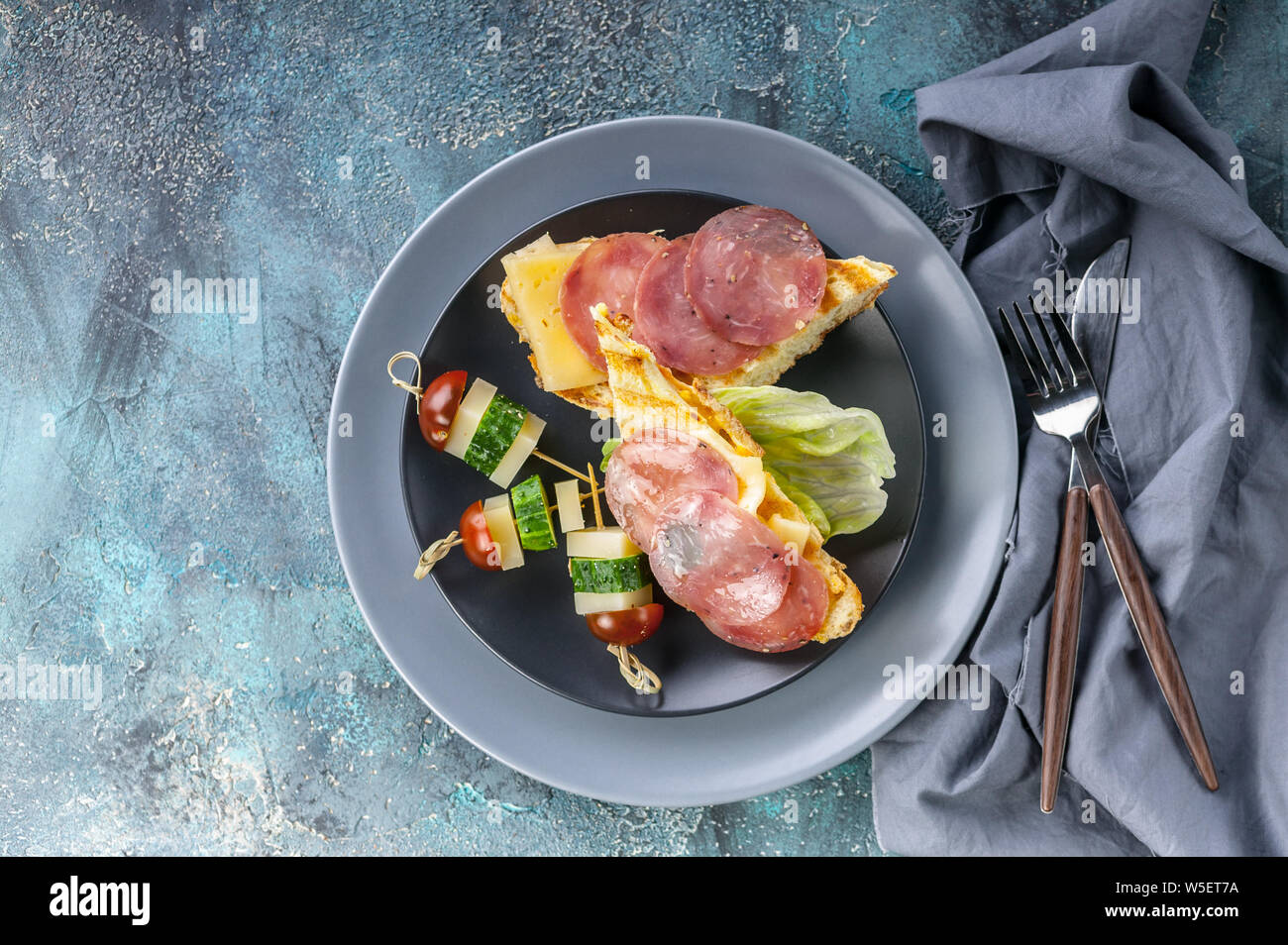 Essen banner geräuchertem Rindfleisch Toast, Käse und Spinat. Ansicht von oben Stockfoto