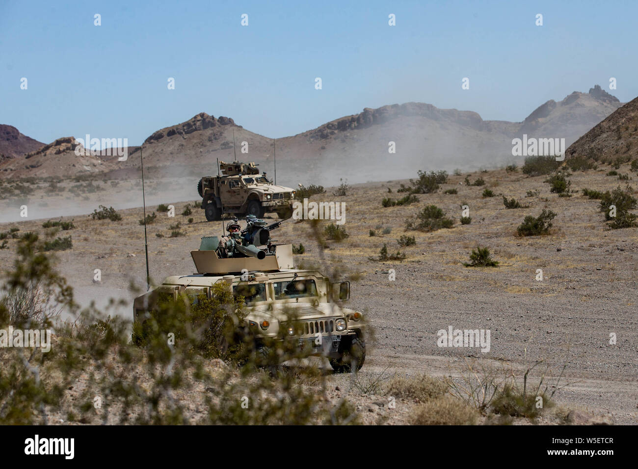 Marines mit Combat Logistik Bataillon 2, Bekämpfung der Logistik Regiment 2, 2 Marine Logistik Gruppe Konvoi auf einer Strecke während eines motorisierten Feuer und Manöver Übung im Rahmen der integrierten Ausbildung Übung 5-19 bei Marine Corps Air Ground Combat Center Twentynine Palms, Kalifornien, 26. Juli 2019. Der Zweck von ITX 5-19 ist eine anspruchsvolle, realistische Umgebung, produziert combat ready"-Kräfte, die als integrierte Marine Air Ground Task Force zu erstellen. (U.S. Marine Corps Foto von Lance Cpl. Scott Jenkins) Stockfoto