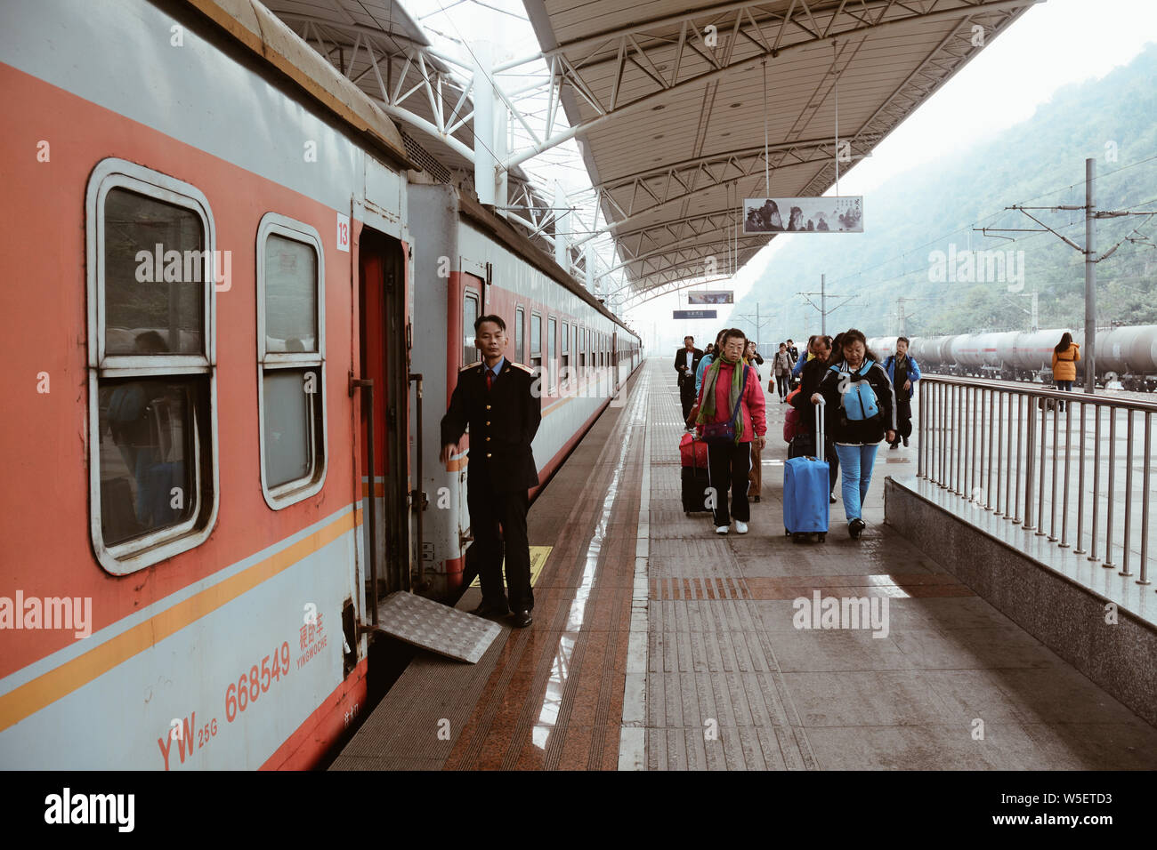 Nanning, China - Nov 2, 2015. Die Fahrgäste den Zug am Bahnhof Nanning, China wartet. China Eisenbahn gehören zu den größten in der Welt. Stockfoto
