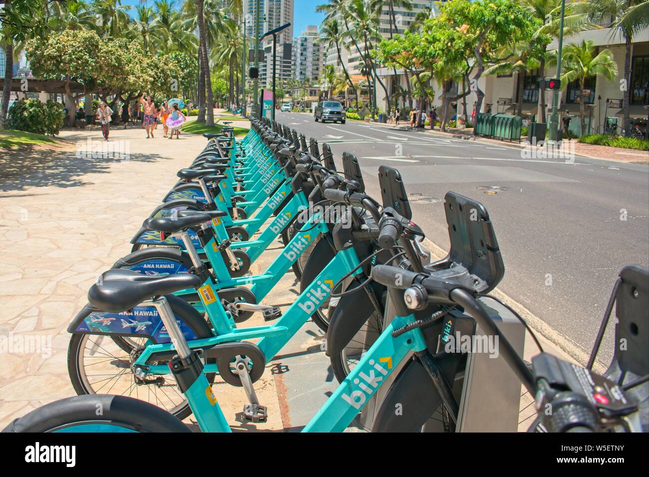 Fahrradverleih Station auf der Kalakaua Avenue in Waikiki Beach Stockfoto