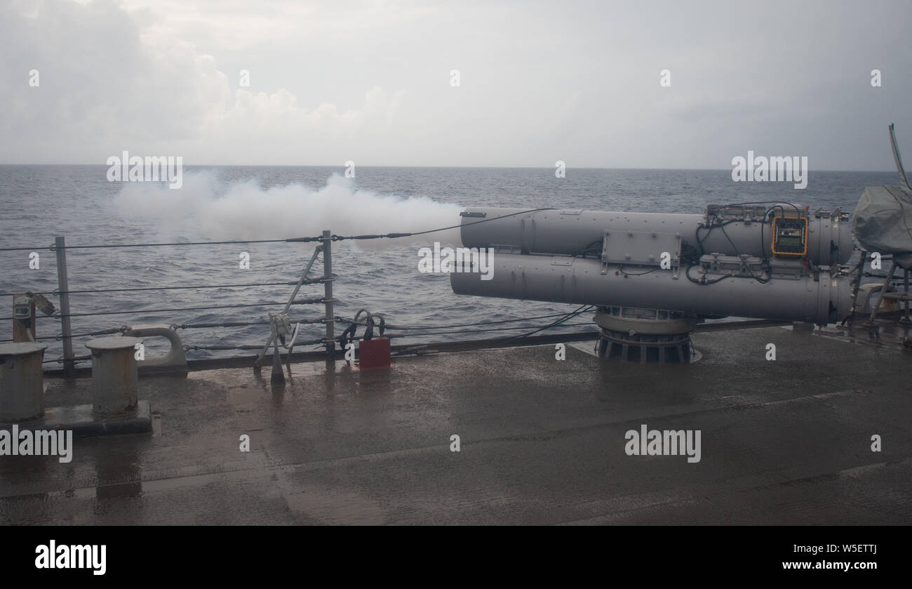 190706-N-VP 266-0178 ATLANTIK (Juli 06, 2019) Die Markierung 32 Torpedo Tube Mod 15 startet die Slug an Bord der Arleigh-Burke-Klasse geführte Anti-raketen-Zerstörer USS Ramage (DDG61). Ramage ist unterwegs die Durchführung einer Composite Trainingsgerät Übung mit dem Harry S. Truman Carrier Strike Group. (U.S. Marine Foto von Mass Communication Specialist 3. Klasse Griffin Kersting/Freigegeben) Stockfoto