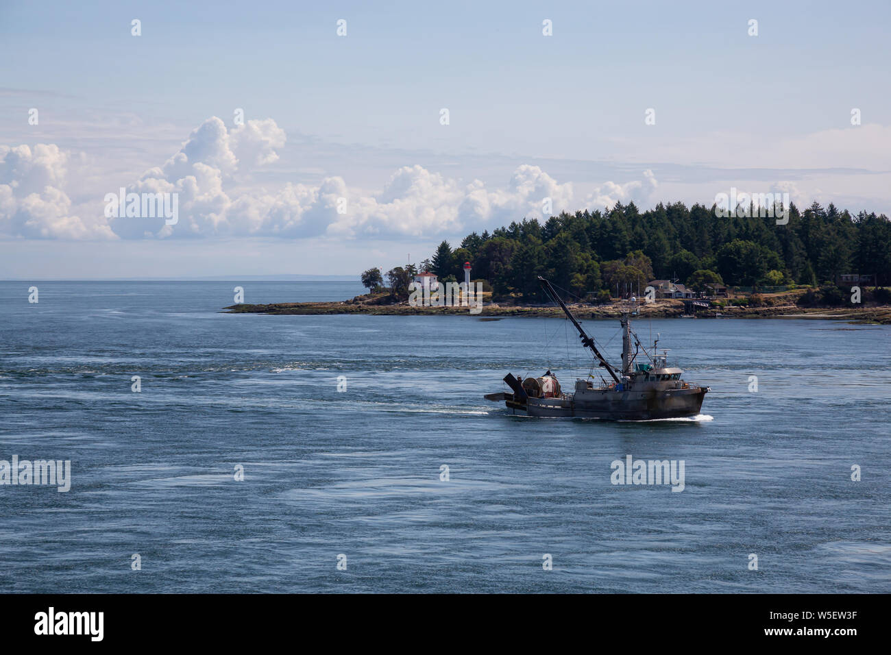 Reiten Angeln Boot gegen den Strom in der Nähe von Gulf Islands, Vancouver Island, British Columbia, Kanada verengt, der an einem sonnigen Sommertag. Stockfoto