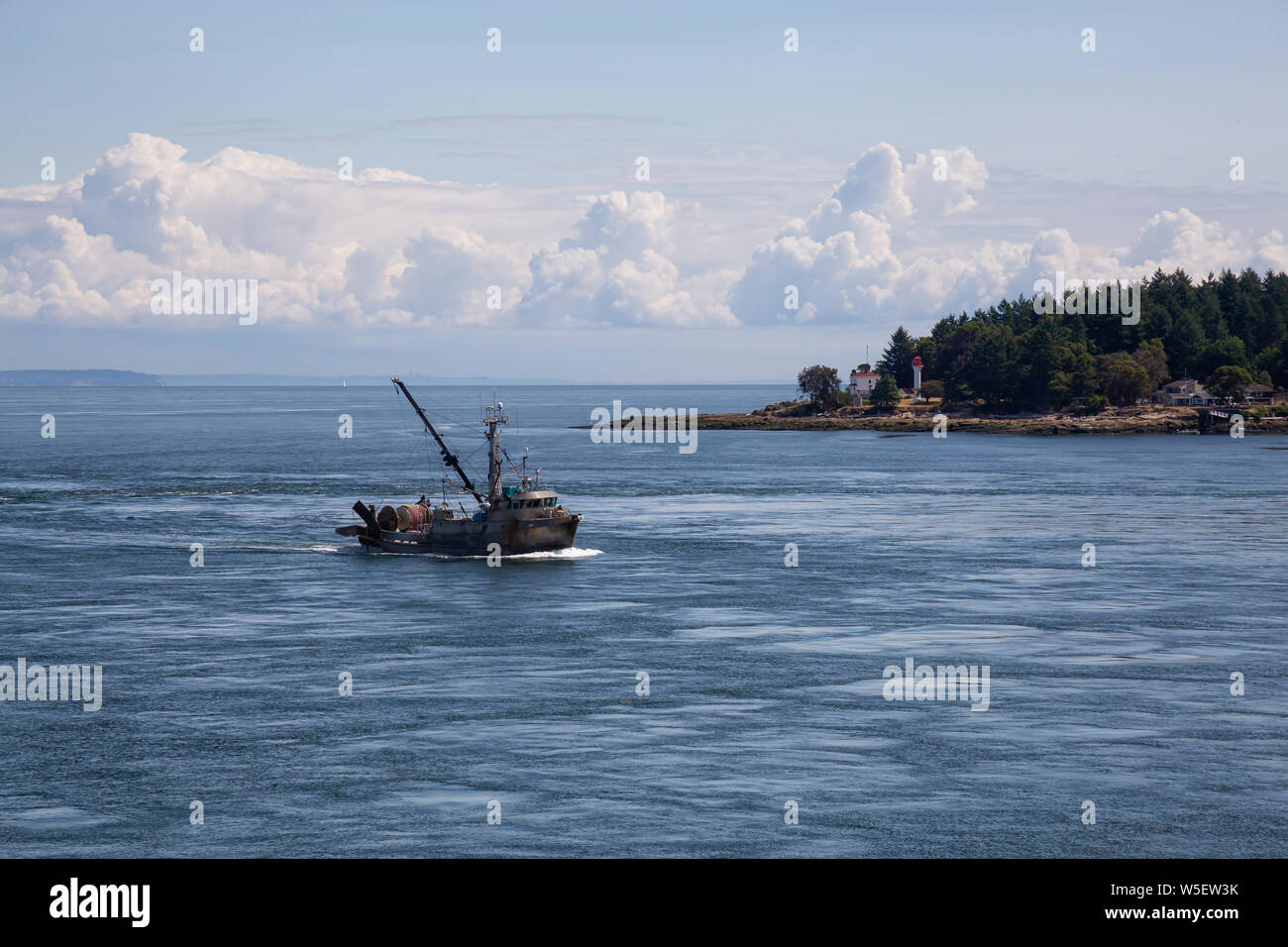 Reiten Angeln Boot gegen den Strom in der Nähe von Gulf Islands, Vancouver Island, British Columbia, Kanada verengt, der an einem sonnigen Sommertag. Stockfoto