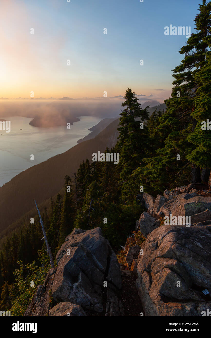 Wunderschöne Aussicht auf kanadische Berglandschaft bedeckt in Wolken während einer lebhaften Sommer Sonnenuntergang. Auf dem St Mark's Summit, West Vancouver, Brit genommen Stockfoto