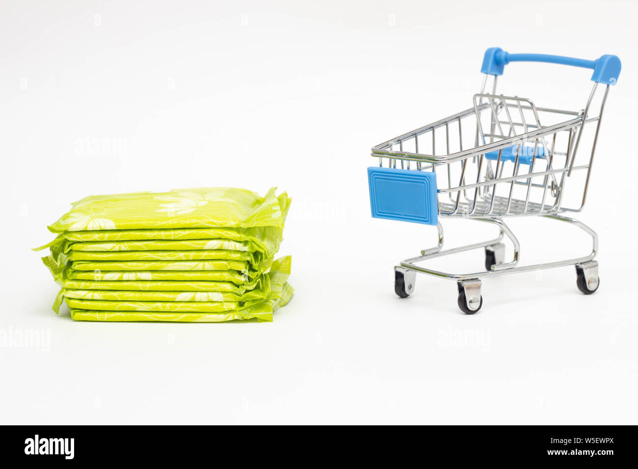 Weibliche Pads in einem Einkaufswagen auf einem weißen Hintergrund,  persönliche Hygiene shopping Konzept, Nahaufnahme, Damenbinden  Stockfotografie - Alamy