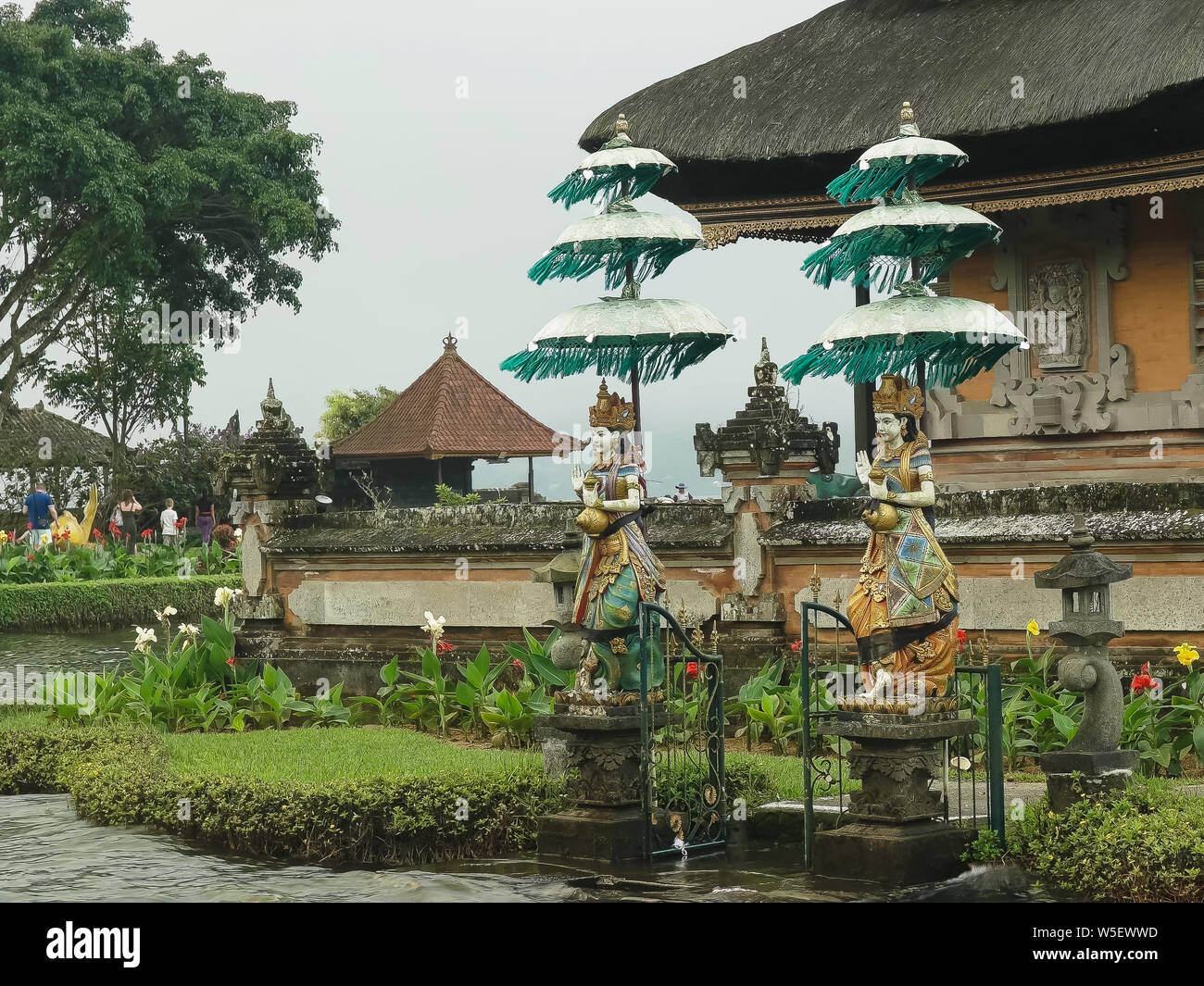 Paar Statuen an Pura Ulun Danu beratan Tempel auf Bali Stockfoto