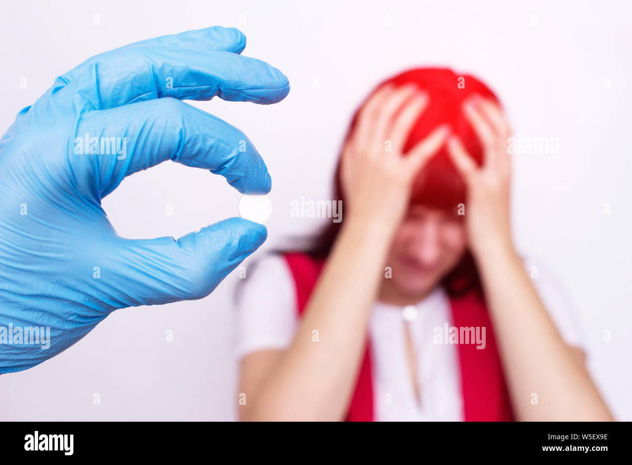 Arzt halten Kopfschmerzen Pille, lindert Stress und Migräne, Schmerzmittel, krampflösende, Überlastung Stockfoto