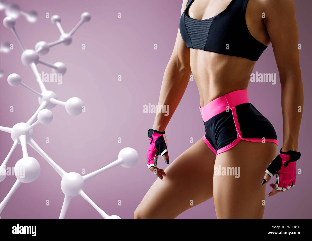 Sportliche Frau, die in der Nähe von white Molekül Kette. Stockfoto