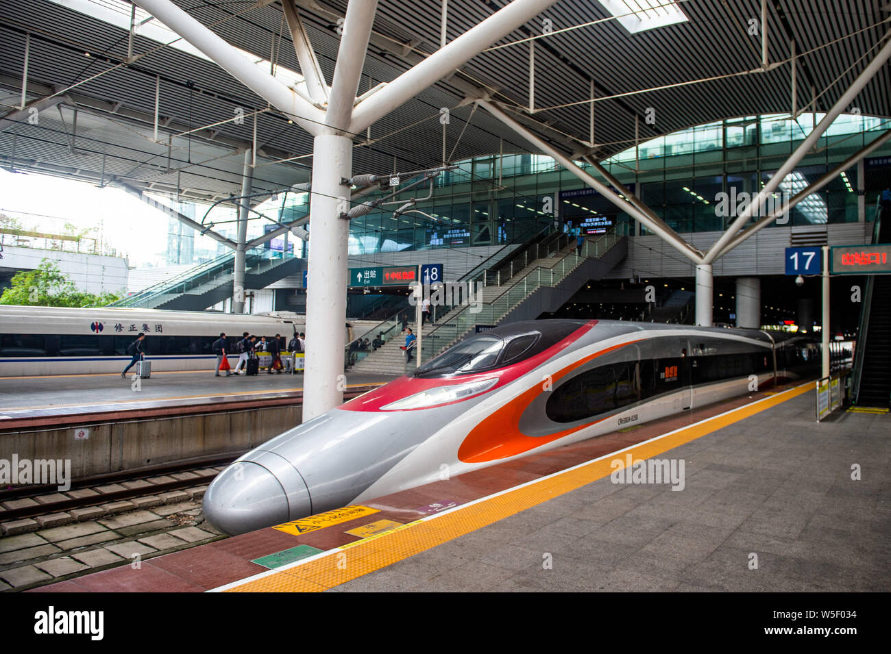---- Eine lebendige Express Zug, der auch als MTR CRH 380 A des Guangzhou-Hong Kong high-speed Railway im Shenzhen Bahnhof Nord in ankommt Stockfoto