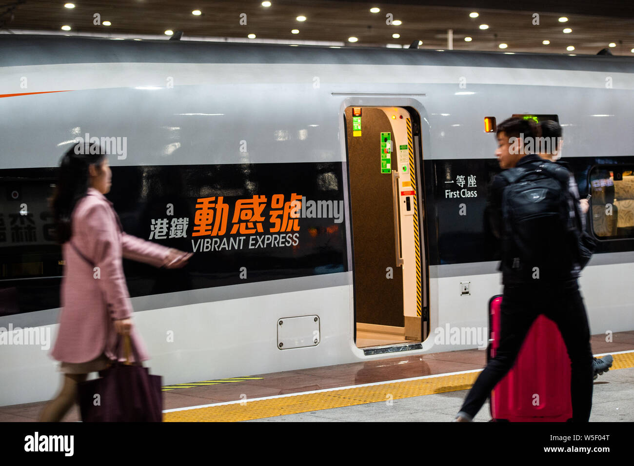 ---- Eine lebendige Express Zug, der auch als MTR CRH 380 A des Guangzhou-Hong Kong high-speed Railway im Shenzhen Bahnhof Nord in ankommt Stockfoto