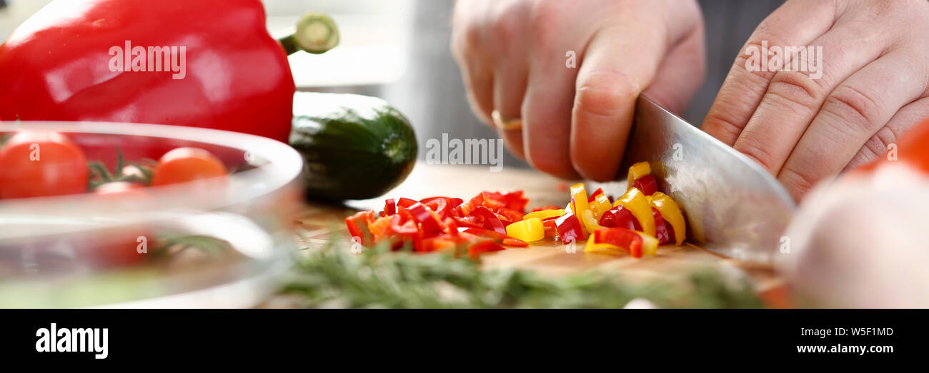 Kulinarische Chef gehackten Chili kleine Scheiben Stockfoto