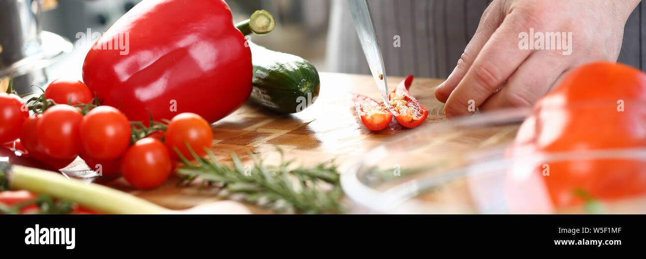 Koch Hände Schneiden Red Hot Chili Pepper Hälften Stockfoto
