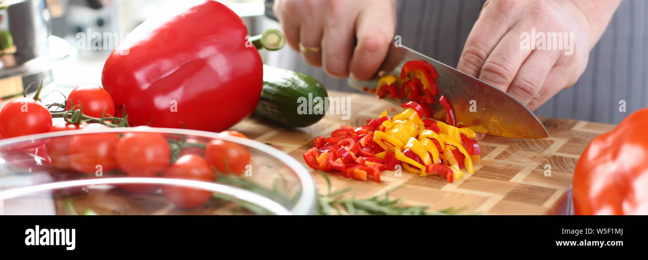 Koch Schneiden organische Gemüsesalat Zutaten Stockfoto