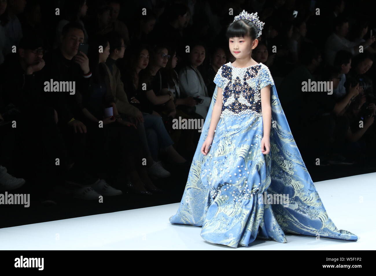Ein Modell zeigt eine neue Schöpfung auf der Modenschau von FlowerNine von Sun Na und Song Yang während der China Fashion Week Herbst/Winter 2019 in Beijing, C Stockfoto