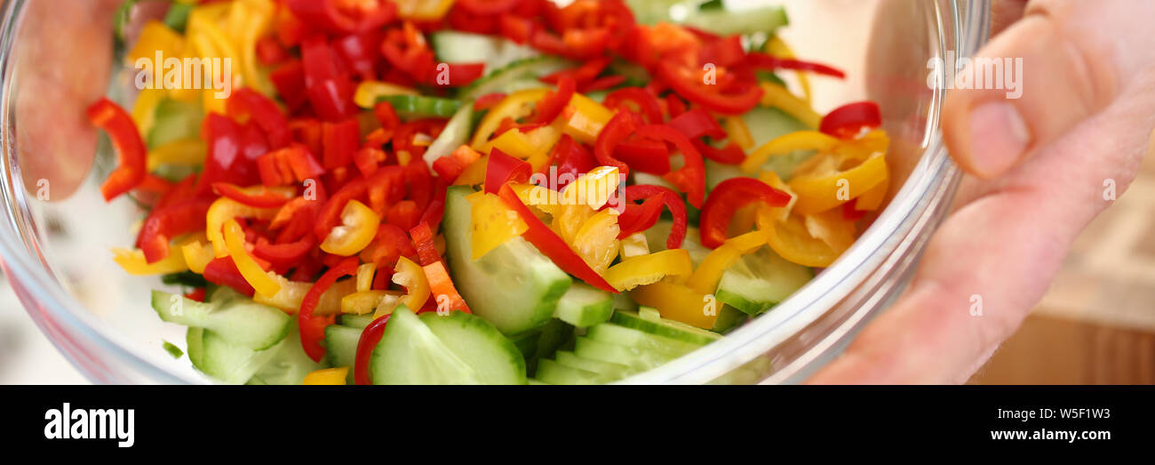 Männliche Hand gehackt Salat Schüssel Stockfoto