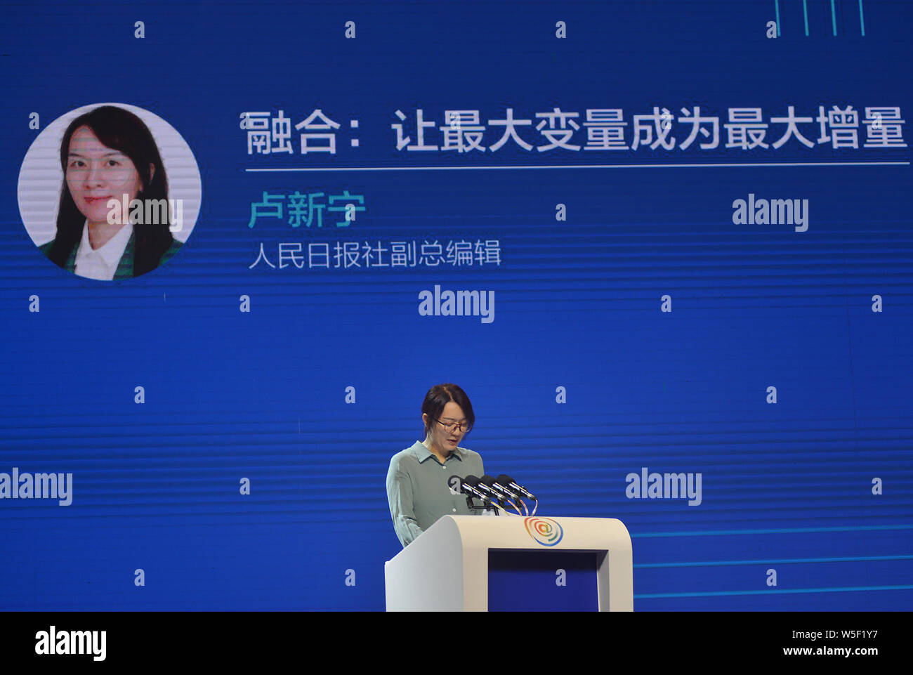 ---- Lu Xinning, dann stellvertretender Chefredakteur an staatlichen People's Daily, sorgt sich ein Forum in Ningbo City, der ostchinesischen Provinz Zhejiang, 6 Septemb Stockfoto