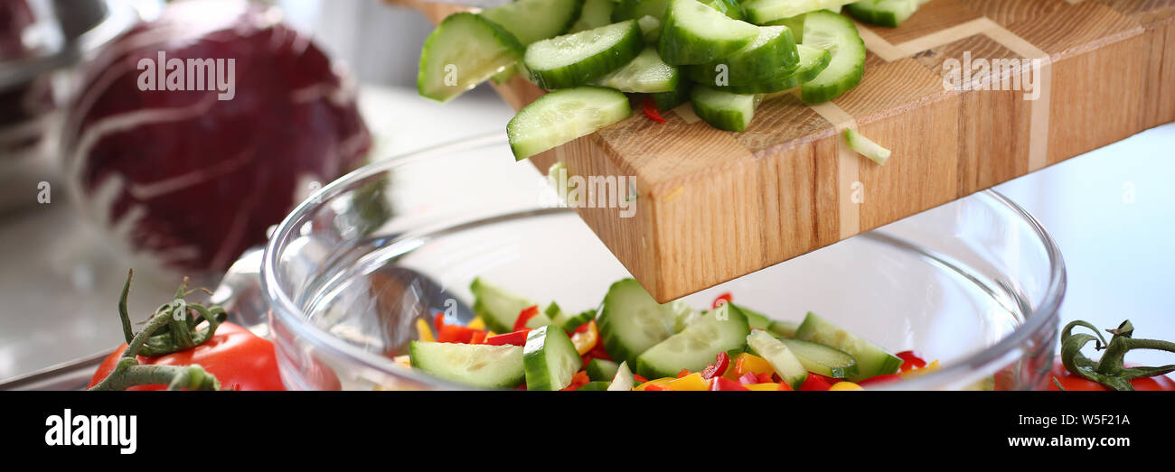 Grüne gehackt Gurkenscheiben Gießen Glasschale Stockfoto