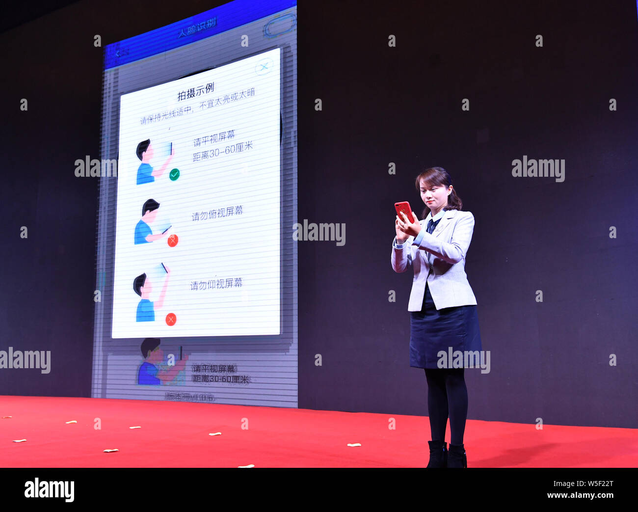 Ein Anwohner zeigt Ihr elektronisches Zertifikat der Sozialen Sicherheit auf dem Smartphone bei einem Launch Zeremonie der e-Zertifikat der Sozialen securit Stockfoto