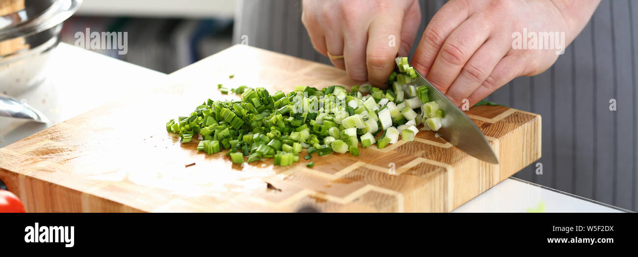 Männliche Hände Schalotten Hacken Salat Zutat Stockfoto