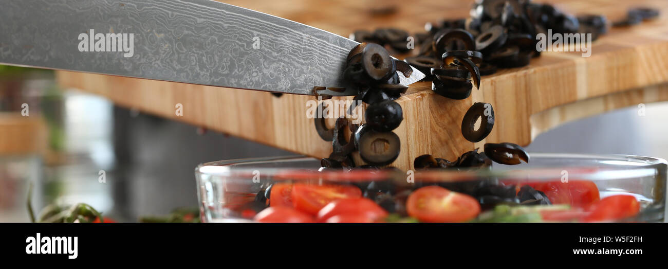 Koch Gießen runde Stücke schwarze Oliven Salat Schüssel Stockfoto