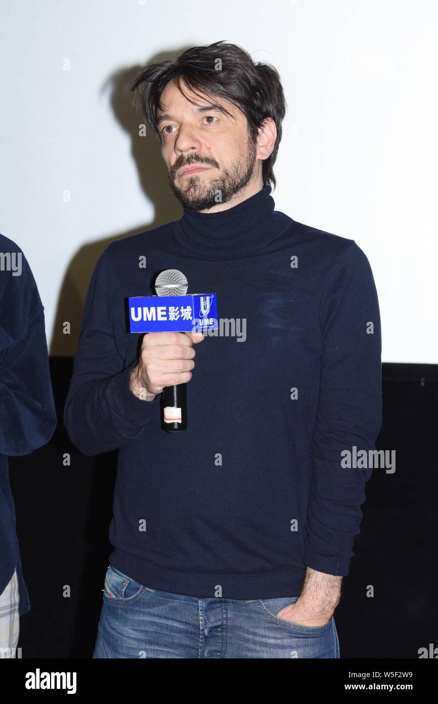 Spanische Drehbuchautor und Regisseur Oriol Paulo besucht eine Road Show für neuen Film 'Mirage' in Shanghai, China, 23. März 2019. Stockfoto