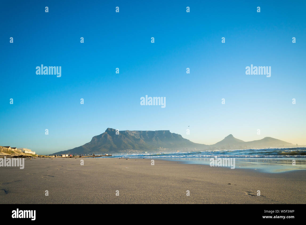 Landschaft malerischen Küsten Aussicht auf den Tafelberg, Lions Head und Signal Hill aus dem Milnerton Strand bei Sonnenaufgang oder Sonnenuntergang in Kapstadt, Südafrika Stockfoto