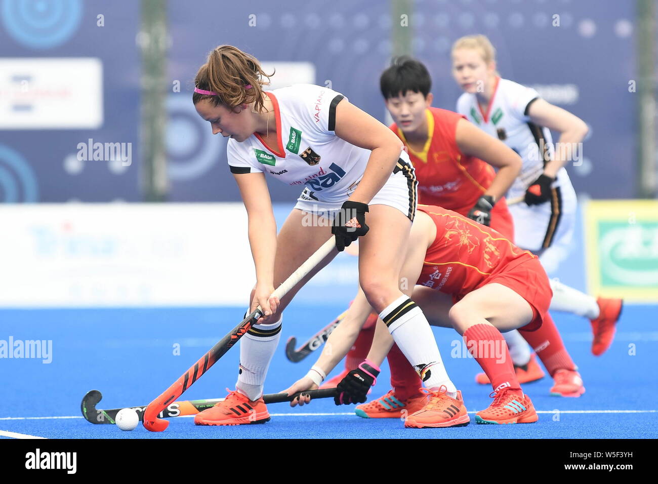 Charlotte Stapenhorst Deutschlands, front, Herausforderungen Spieler von China während ihres Gleichen der2019 FIH Pro Hockey League für Frauen in Hangzhou City, Stockfoto
