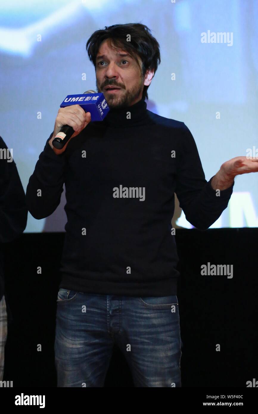 Spanische Drehbuchautor und Regisseur Oriol Paulo besucht eine Road Show für neuen Film 'Mirage' in Shanghai, China, 23. März 2019. Stockfoto