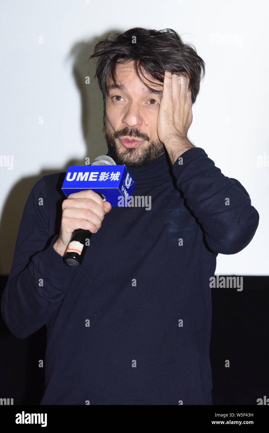 Spanische Drehbuchautor und Regisseur Oriol Paulo besucht eine Road Show für neuen Film 'Mirage' in Shanghai, China, 23. März 2019. Stockfoto